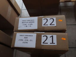 2 kasser med crewneck forskellige størrelser