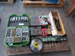 Palle med diverse skruer, bor mv.