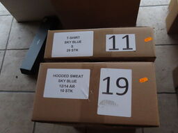 2 kasser t-shirt str: S og hoodies str: 12-14 år