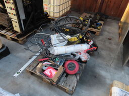 Palle med indhold af diverse søm, ledninger mv.