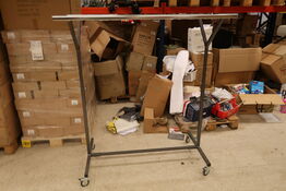 Dobbelt tøjstativ på hjul 