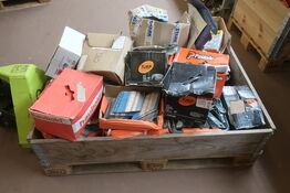 Indhold på palle, skruer, beslag m.m.