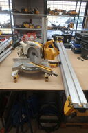 Kap-/geringssav DEWALT DWS778 -QS med arbejdsbord DE7023 -XJ