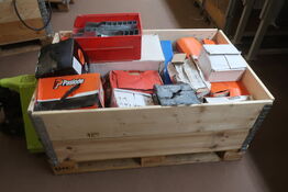 Indhold på palle, skruer, beslag m.m.