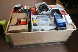 Indhold på palle, skruer, beslag, tape m.m.