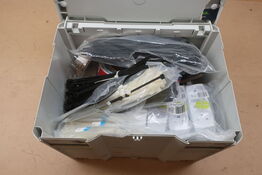 Kasse med div. stik, strips m.m.