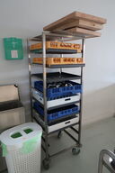 Stikvogn med div. Opvaskebakker med indhold