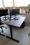 El. hæve/sænke skrivebord uden indhold samt skuffemodul