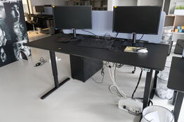 El. hæve/sænke skrivebord uden indhold med afskærmning samt skuffemodul