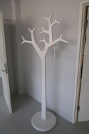 Stumtjener SWEDESE TREE af Michael Young/Katrin Olina samt whiteboard