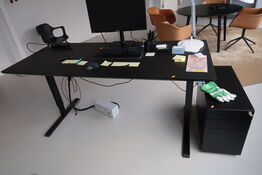 El. hæve/sænke skrivebord uden indhold samt skuffemodul