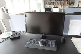 Computerskærm SAMSUNG U28E590D, dockingstation LENOVO Thinkpad, tastatur, mus