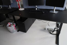 El. hæve/sænke skrivebord uden indhold med afskærmning samt skuffemodul