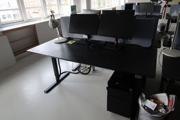 El. hæve/sænke skrivebord uden indhold med afskærmning samt skuffemodul