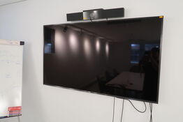 Fjernsyn SAMSUNG UE65JU7005 med fjernbetjening