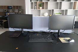 2 stk. computerskærme SAMSUNG S24E450, dockingstation LENOVO ThinkPad, tastatur, mus