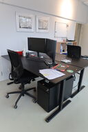 El. hæve/sænke skrivebord uden indhold samt skuffemodul