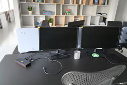 2 stk. computerskærme SAMSUNG S24E450D, dockingstation LENOVO ThinkPad