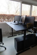 El. hæve/sænke skrivebord uden indhold med afskærmning samt skuffemodul