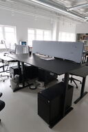 El. hæve/sænke skrivebord uden indhold med afskærmning samt skuffemodul