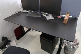 El. hæve/sænke skrivebord uden indhold med afskærmning samt skuffemodul