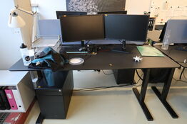 El. hæve/sænke skrivebord med afskærmning uden indhold samt skuffemodul