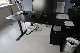 El. hæve/sænke skrivebord uden indhold med afskærmning samt skuffemodul