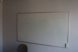 Whiteboard samt 2 stk. papirkurve