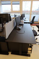 El. hæve/sænke skrivebord med afskærmning uden indhold samt skuffemodul