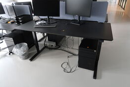 El. hæve/sænke skrivebord uden indhold med afskærmning samt skuffemodul