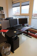 El. hæve/sænke skrivebord med afskærmning uden indhold samt skuffemodul