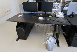 El. hæve/sænke skrivebord uden indhold med afskærmning samt skuffemodul