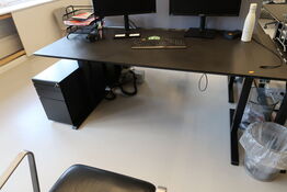 El. hæve/sænke skrivebord uden indhold med afskærmning samt skuffemodul