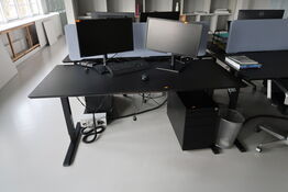 El. hæve/sænke skrivebord uden indhold med afskærmning samt skuffemodul