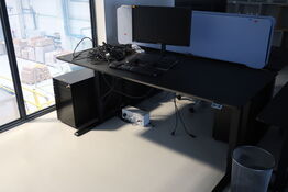 El. hæve/sænke skrivebord uden indhold med afskærmning samt skuffemodul