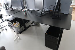 El. hæve/sænke skrivebord uden indhold med afskærmning samt skuffemodul