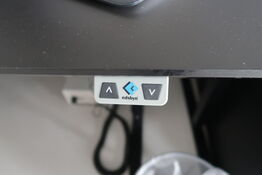 El. hæve/sænke skrivebord uden indhold med afskærmning samt skuffemodul