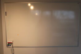 Whiteboard samt papirkurv