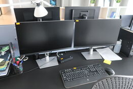 2 stk. computerskærme DELL P2422HE, dockingstation LENOVO ThinkPad, tastatur, mus