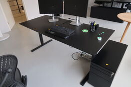 El. hæve/sænke skrivebord uden indhold samt skuffemodul