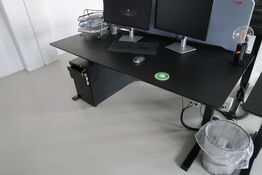 El. hæve/sænke skrivebord uden indhold med afskærmning samt skuffemodul