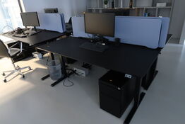 El. hæve/sænke skrivebord uden indhold med afskærmning samt skuffemodul