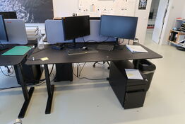 El. hæve/sænke skrivebord med afskærmning uden indhold samt skuffemodul