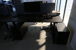 El. hæve/sænke skrivebord uden indhold med afskærmning samt skuffemodul