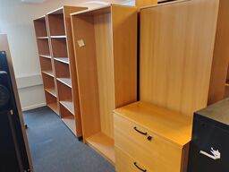 Tre reoler samt et skab, assorterede