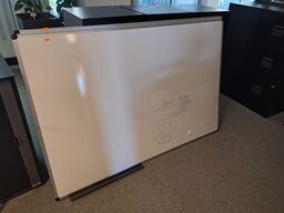 Tre whiteboards, assorterede 