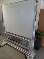 To whiteboards på stativ