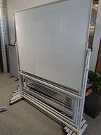 To whiteboards på stativ