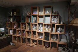 Reolsystem af trækasser uden indhold