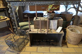 Metalkurve samt trækasser med stearinlys